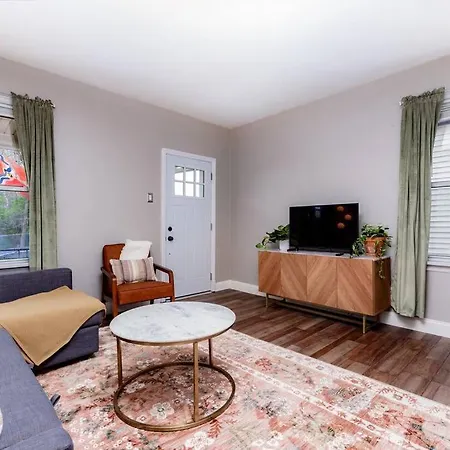 Cozy Family Cottage - Historic Top Of The Hill